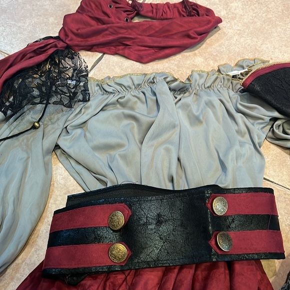 Spirit castaway cutie “ pirate Halloween costume - Picture 4 of 8